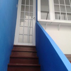 Monoambiente con baño privado y cocineta dentro de casa